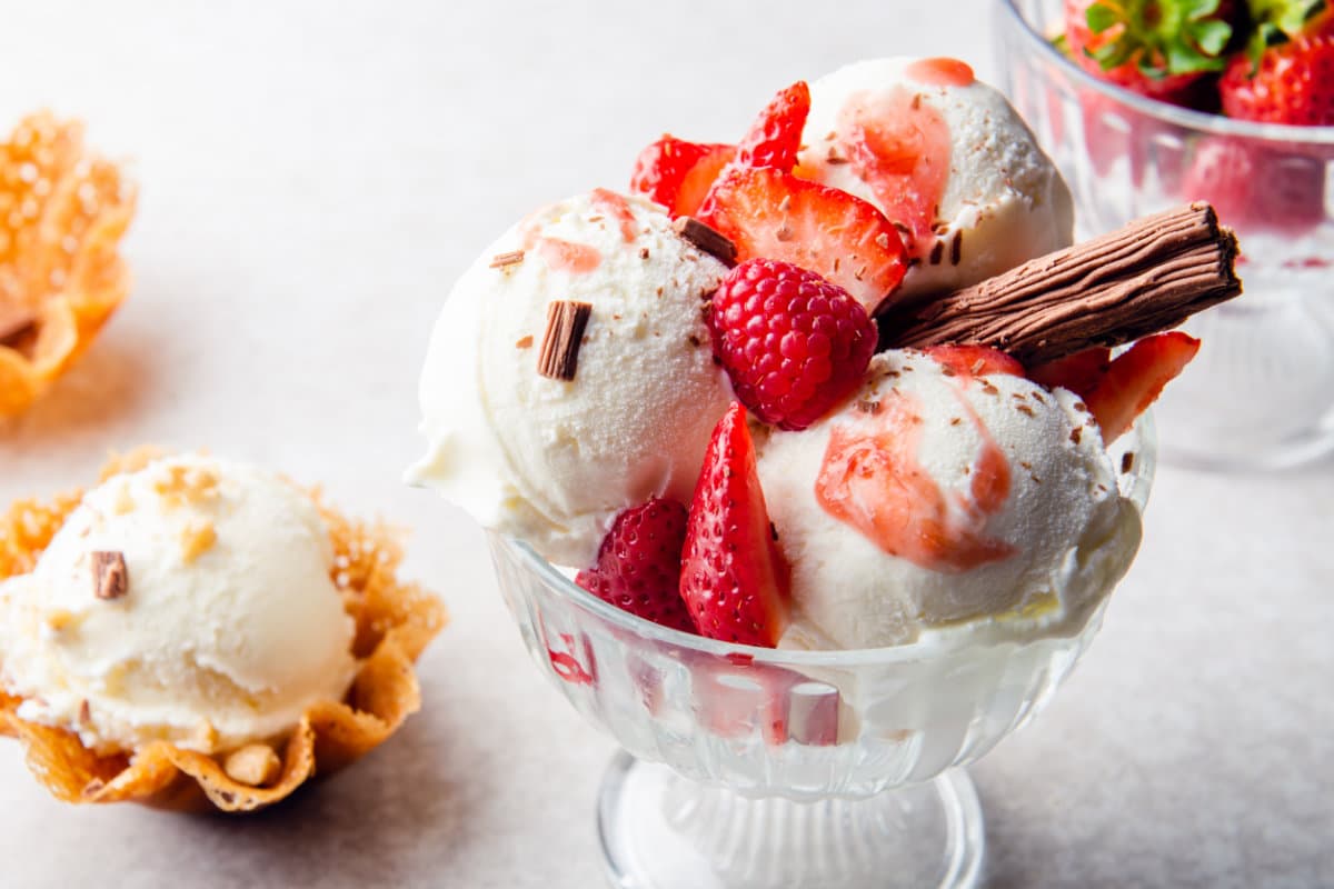 Biała Dama, Malinowa Euforia, Banana split. Jakie są najlepsze desery z prawdziwych lodów?